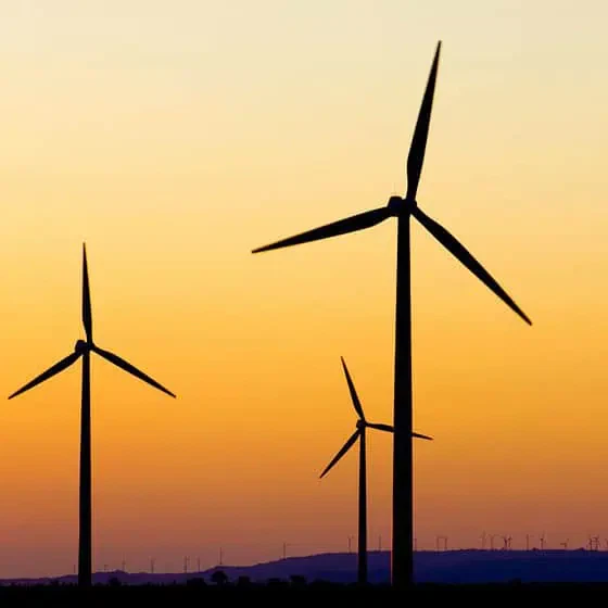 Turbine eoliche al tramonto in un campo