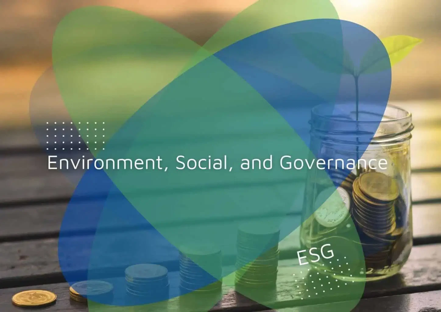 Principes ESG avec des pièces dans un pot sur la table.