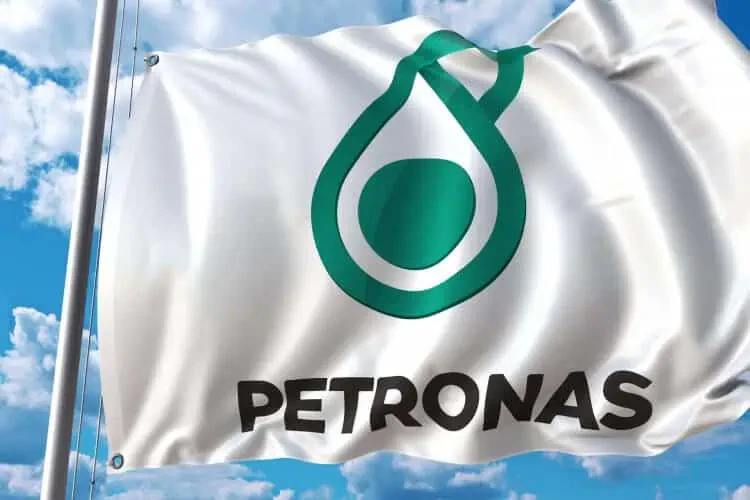 De Petronas-vlag wappert tegen de blauwe lucht.