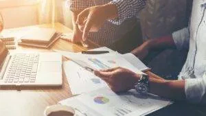 Collega's bespreken bedrijfsrapporten en grafieken.