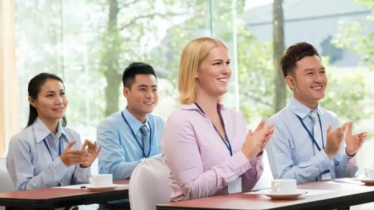 Mensen klappen tijdens een zakelijke bijeenkomst