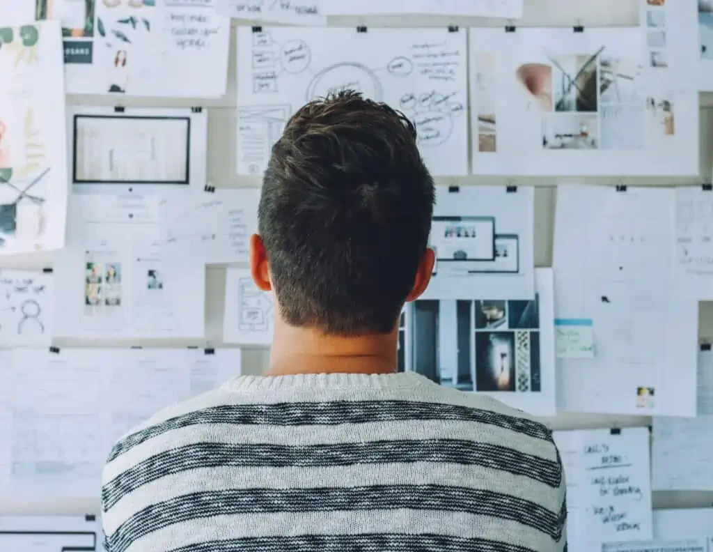 Persona che analizza la strategia su un muro di carta