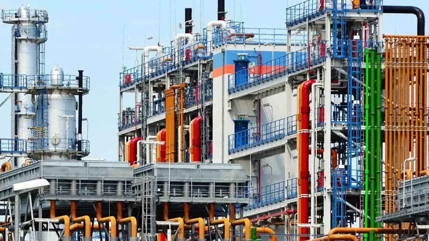 Fabbrica industriale colorata con tubi e strutture.