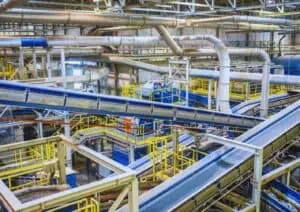 Industrieel complex met machines en transportbanden.