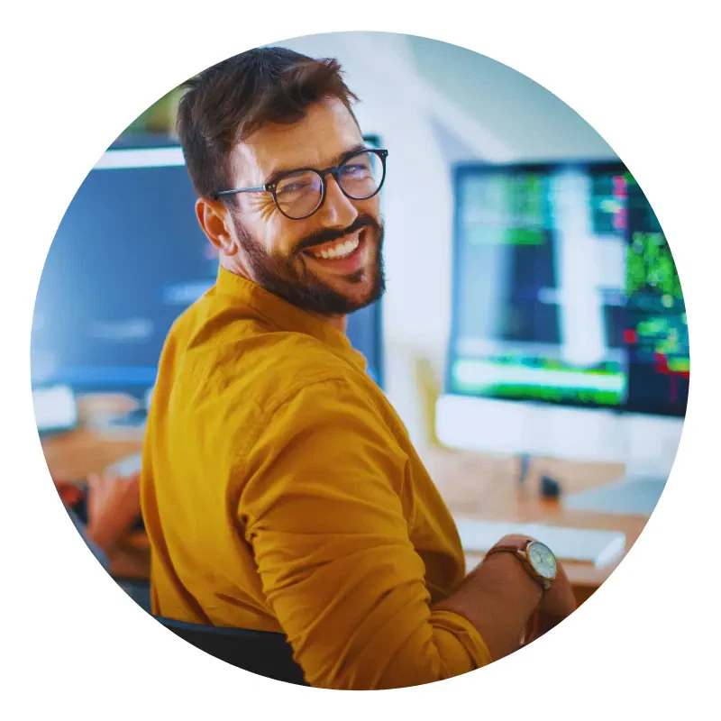 Lachende ontwikkelaar op computerwerkplek