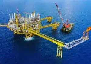 Offshore-olieplatform met kraan en fakkelpijp.