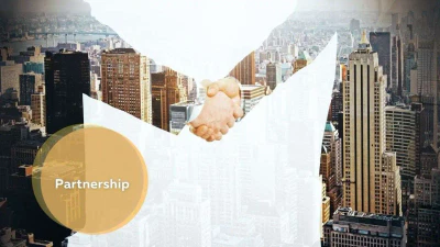 Stretta di mano d'affari sopra lo skyline della città, concetto di partnership.